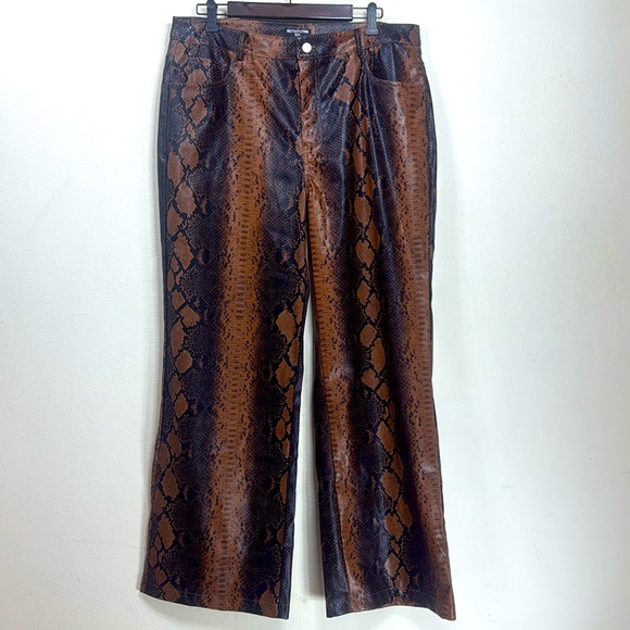 (T3) Pretty LittleThing Brown faux leather wide leg pants with snake print - Picture 2 of 16